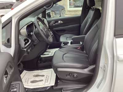 2025 Chrysler Pacifica, $43242. Photo 10