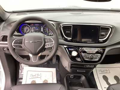2025 Chrysler Pacifica, $43242. Photo 11