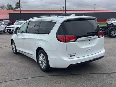2018 Chrysler Pacifica, $16575. Photo 3