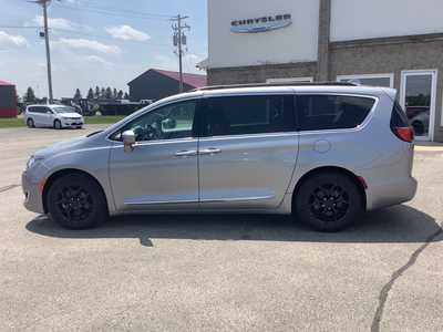 2017 Chrysler Pacifica, $11975. Photo 2