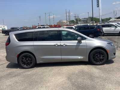 2017 Chrysler Pacifica, $11975. Photo 5