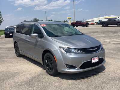 2017 Chrysler Pacifica, $11975. Photo 6