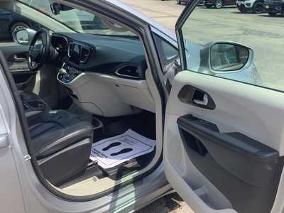 2017 Chrysler Pacifica, $11975. Photo 7
