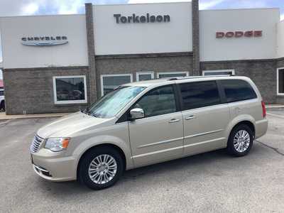 2014 Chrysler Town & Country, $9975. Photo 1