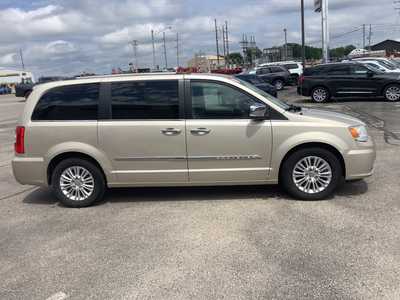 2014 Chrysler Town & Country, $9975. Photo 5