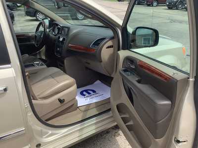 2014 Chrysler Town & Country, $9975. Photo 7
