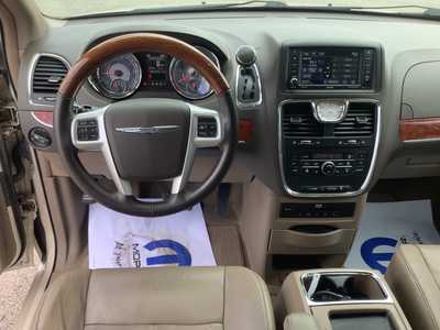 2014 Chrysler Town & Country, $9975. Photo 11