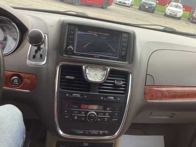2014 Chrysler Town & Country, $9975. Photo 12