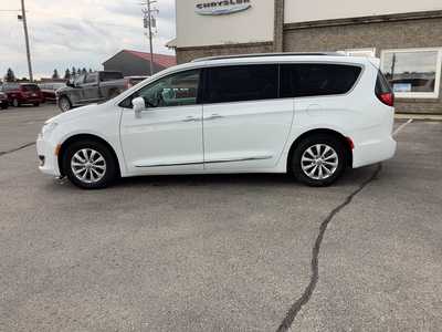 2019 Chrysler Pacifica, $12975. Photo 2