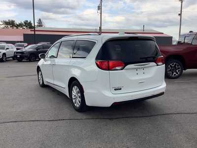 2019 Chrysler Pacifica, $12975. Photo 3