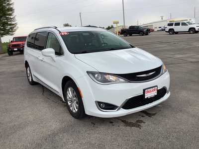 2019 Chrysler Pacifica, $12975. Photo 6