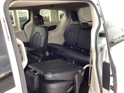 2019 Chrysler Pacifica, $12975. Photo 9