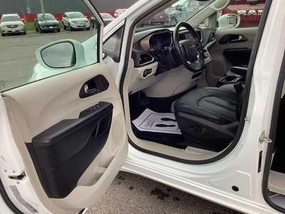 2019 Chrysler Pacifica, $12975. Photo 10