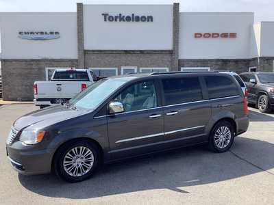 2016 Chrysler Town & Country, $1275. Photo 1