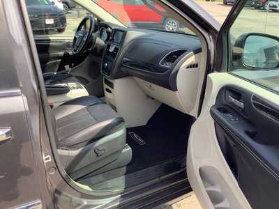 2016 Chrysler Town & Country, $1275. Photo 4