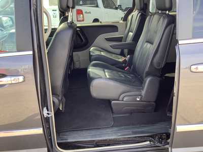 2016 Chrysler Town & Country, $1275. Photo 5