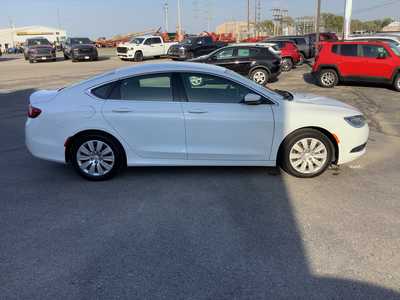 2016 Chrysler 200, $7975. Photo 5