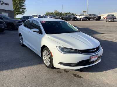 2016 Chrysler 200, $7975. Photo 6