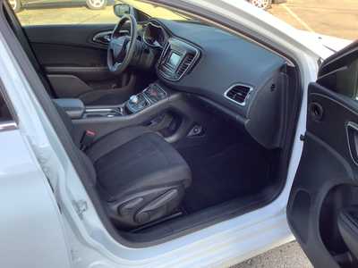 2016 Chrysler 200, $7975. Photo 7