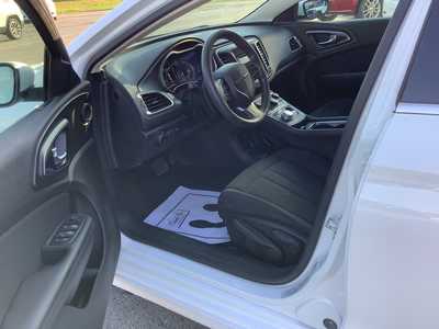 2016 Chrysler 200, $7975. Photo 10