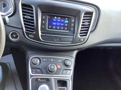 2016 Chrysler 200, $7975. Photo 11