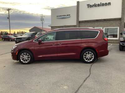 2021 Chrysler Pacifica, $28975. Photo 2