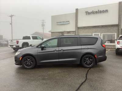 2018 Chrysler Pacifica, $13975. Photo 2