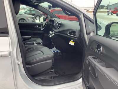 2026 Chrysler Pacifica, $47541. Photo 7