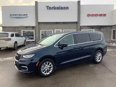 2023 Chrysler Pacifica, $31975. Photo 1