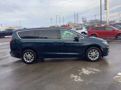 2023 Chrysler Pacifica, $31975. Photo 5