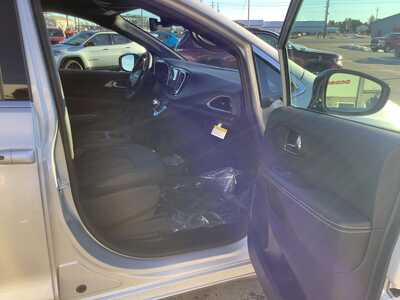 2026 Chrysler Pacifica, $45791. Photo 7