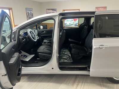2026 Chrysler Pacifica, $43014. Photo 5