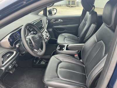 2025 Chrysler Pacifica, $30975. Photo 6