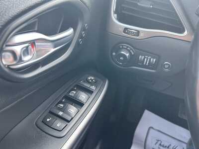 2020 Jeep Cherokee, $18575. Photo 10