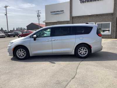 2023 Chrysler Pacifica, $29575. Photo 2