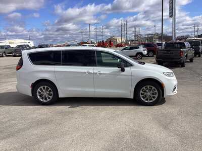 2026 Chrysler Pacifica, $45345. Photo 5