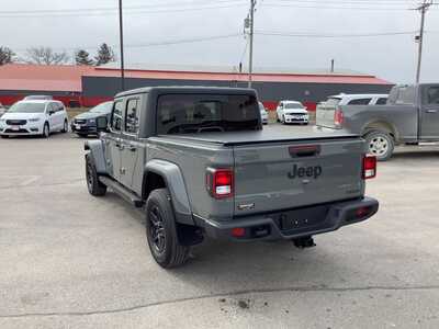 2021 Jeep Gladiator, $32575. Photo 4