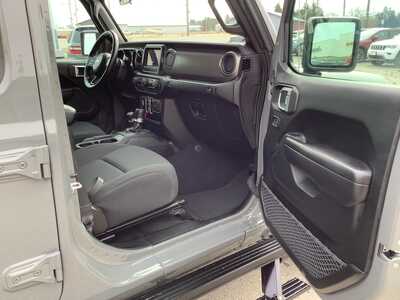 2021 Jeep Gladiator, $32575. Photo 9