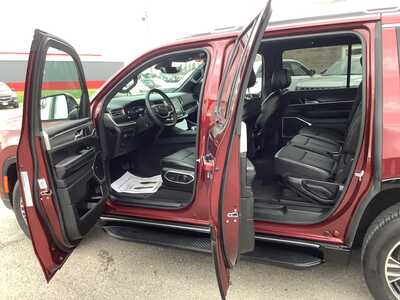 2024 Jeep Wagoneer, $41975. Photo 11