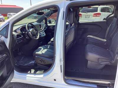 2026 Chrysler Pacifica, $45142. Photo 11