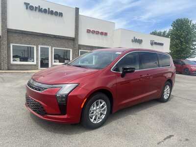 2027 Chrysler Pacifica, $45409. Photo 1
