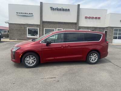 2027 Chrysler Pacifica, $45409. Photo 2
