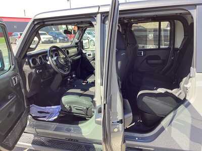 2021 Jeep Gladiator, $31975. Photo 9