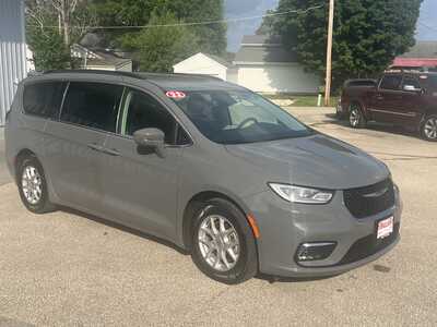 2022 Chrysler Pacifica, $25975. Photo 2