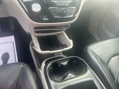 2022 Chrysler Pacifica, $25975. Photo 9