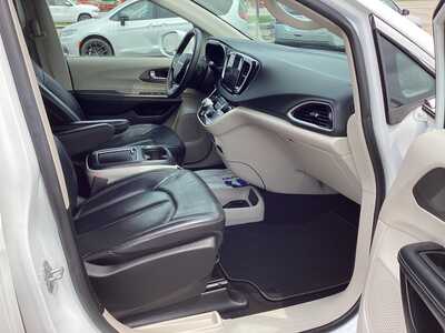 2022 Chrysler Pacifica, $25975. Photo 7