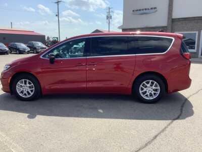 2025 Chrysler Pacifica, $30975. Photo 2
