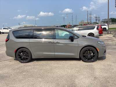 2025 Chrysler Pacifica, $33975. Photo 5