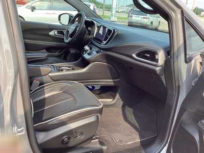 2025 Chrysler Pacifica, $33975. Photo 7