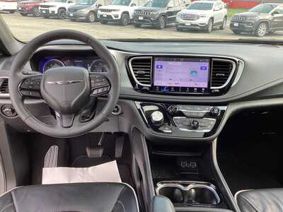 2025 Chrysler Pacifica, $33975. Photo 12